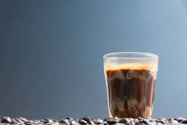 Espresso bir cam ahşap tablo