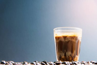 Espresso bir cam ahşap tablo