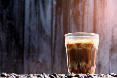 Espresso bir cam ahşap tablo