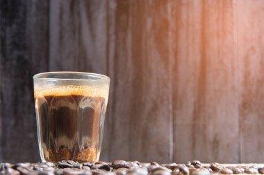 Espresso bir cam ahşap tablo