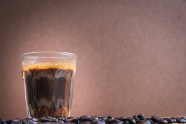 Espresso bir cam ahşap tablo