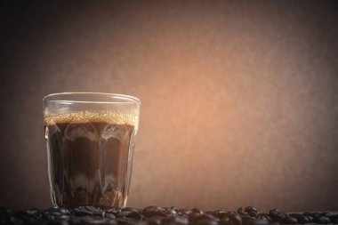 Espresso bir cam ahşap tablo