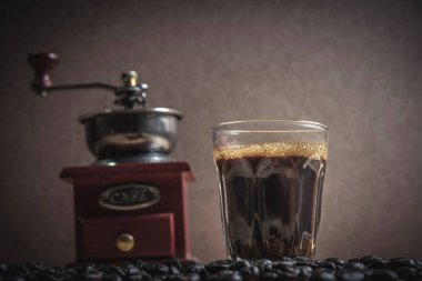 Espresso bir cam ahşap tablo