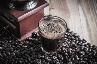 Espresso bir cam ahşap tablo