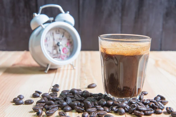 Espresso in un bicchiere sul tavolo di legno — Foto Stock