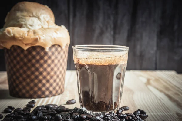 Espresso in un bicchiere sul tavolo di legno — Foto Stock