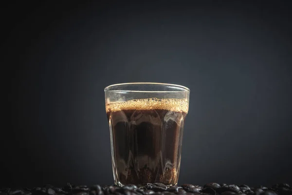 Espresso in een glas op houten tafel — Stockfoto