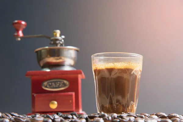 Espresso in un bicchiere sul tavolo di legno — Foto Stock