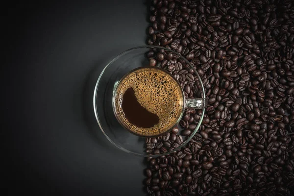 Expresso dans un verre sur une table en bois — Photo