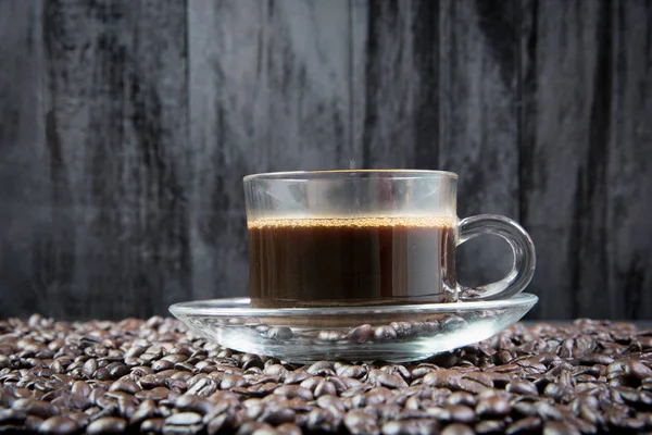 Espresso in un bicchiere sul tavolo di legno — Foto Stock