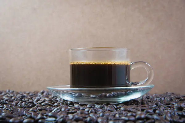 Espresso in un bicchiere sul tavolo di legno — Foto Stock