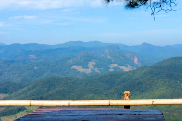 美しい山の風景と青空 — ストック写真
