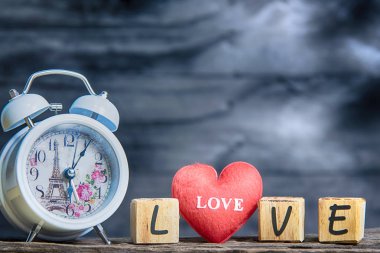 Harfleri yazım aşk. Kırmızı kalp ve ahşap harfleri yazım lov