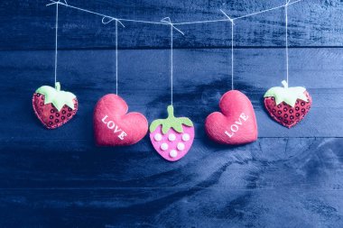 Sevgililer günü kalpleri vintage ahşap zemin üzerine 