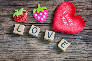 Ahşap alfabe ile kalp