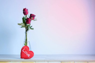  Kırmızı gül ve kalp