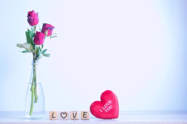  Kalp ve ahşap alfabe ile kırmızı gül