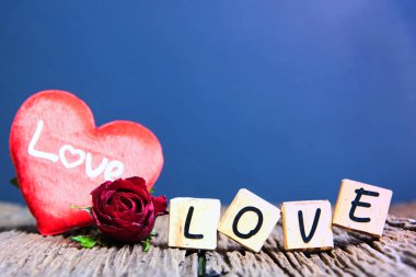  Kalp ve ahşap alfabe ile kırmızı gül