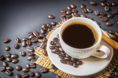 Kahve fincanı ve kahve çekirdeği.