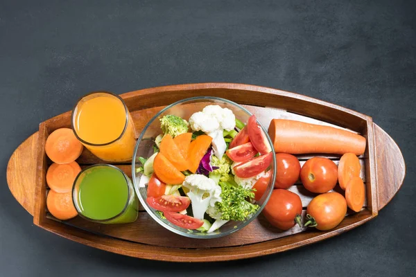 Aliments sains sont sur la table, salade de légumes frais dans un verre — Photo