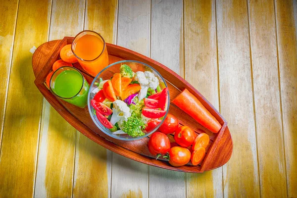 Aliments sains sont sur la table, salade de légumes frais dans un verre — Photo