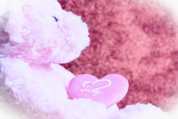 Teddybär mit Herz auf rotem Hintergrund, Konzept valentine — Stockfoto