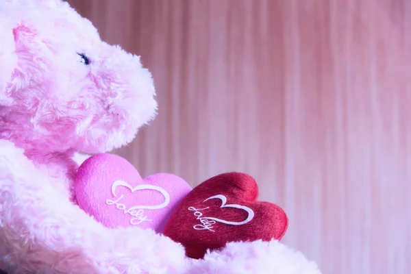 Ursinho de pelúcia com coração sobre fundo de madeira, conceito valentine — Fotografia de Stock