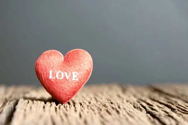 День святого Валентина фон с сердцем, Красное сердце на деревянном — стоковое фото