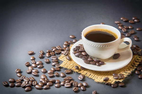 Xícara de café e grãos de café — Fotografia de Stock