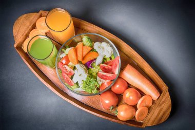 masada bir bardak taze sebze salatası sağlıklı gıdalar