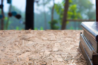 ahşap masa üzerine kitaplar 