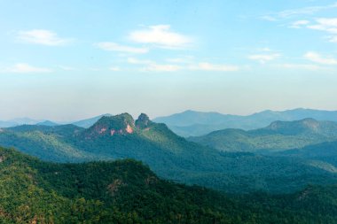 güzel dağ manzarası ve mavi gökyüzü
