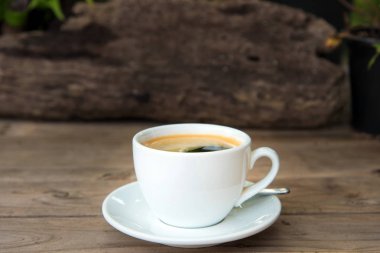 ahşap masa üstünde kahve çekirdekleri ile taze kahve