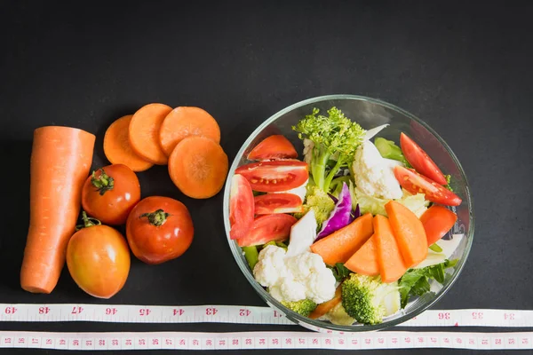 Aliments sains sont sur la table, salade de légumes frais dans un verre — Photo