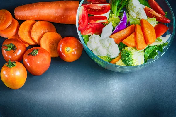 Aliments sains sont sur la table, salade de légumes frais dans un verre — Photo