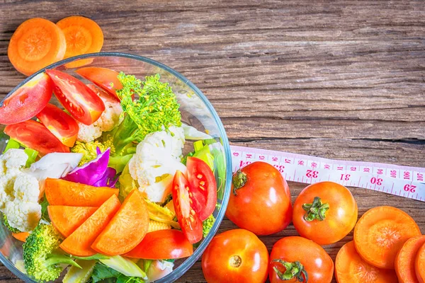 Aliments sains sont sur la table, salade de légumes frais dans un verre — Photo