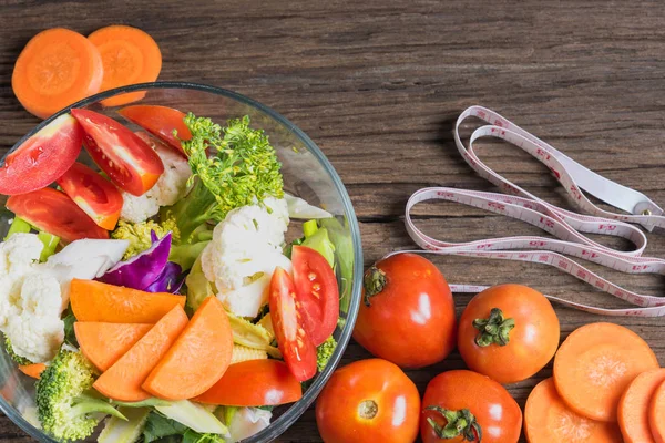 Aliments sains sont sur la table, salade de légumes frais dans un verre — Photo