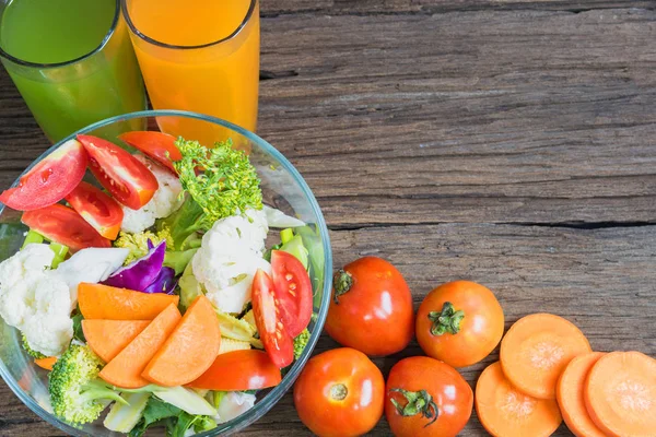 Aliments sains sont sur la table, salade de légumes frais dans un verre — Photo