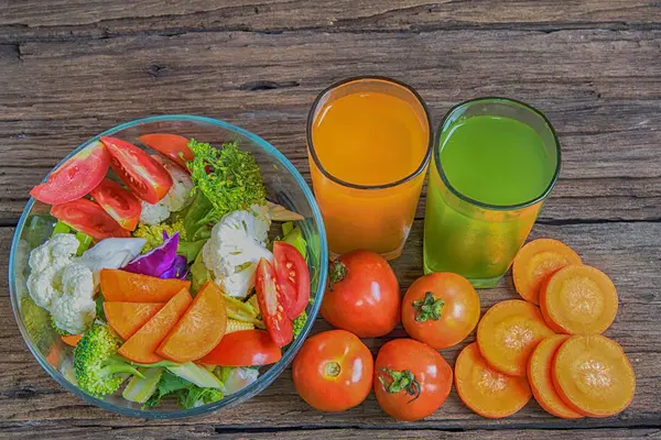 Aliments sains sont sur la table, salade de légumes frais dans un verre — Photo