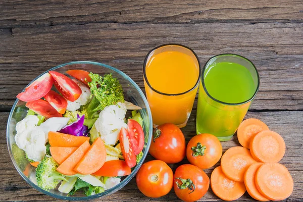 Aliments sains sont sur la table, salade de légumes frais dans un verre — Photo