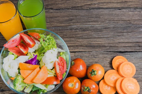 Aliments sains sont sur la table, salade de légumes frais dans un verre — Photo