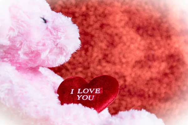 Ours en peluche avec coeur sur fond rouge, concept valentine — Photo