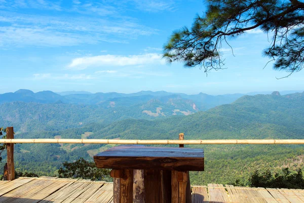 美しい山の風景と青空 — ストック写真