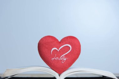 Açık kitap ve kalp