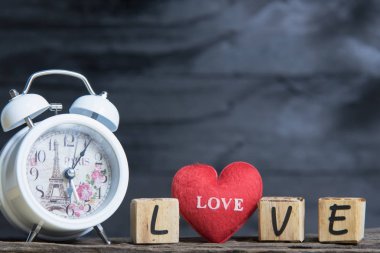 Ahşap alfabe ile kalp