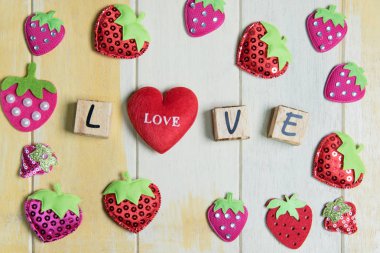 Ahşap alfabe ile kalp