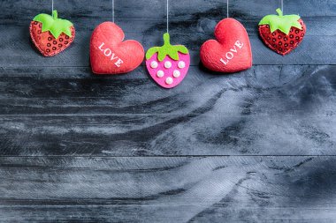 Sevgililer günü kalpleri vintage ahşap zemin üzerine 