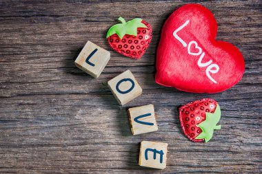 Ahşap alfabe ile kalp