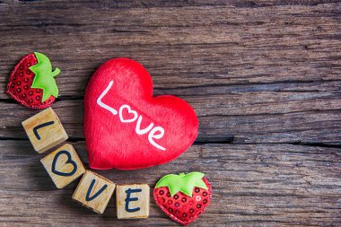 Ahşap alfabe ile kalp