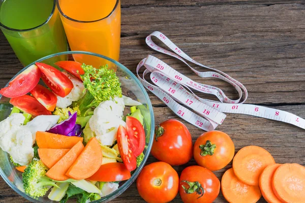 Aliments sains sont sur la table, salade de légumes frais dans un verre — Photo